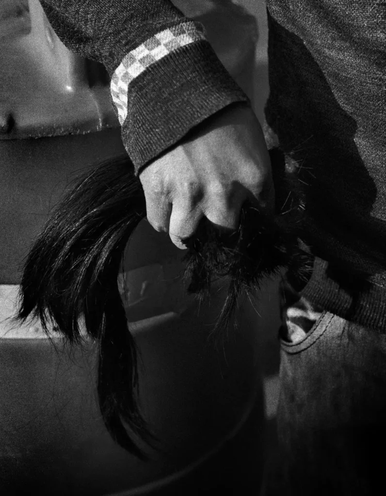 Photo Project Tacana. Hand holding a bunch of hair